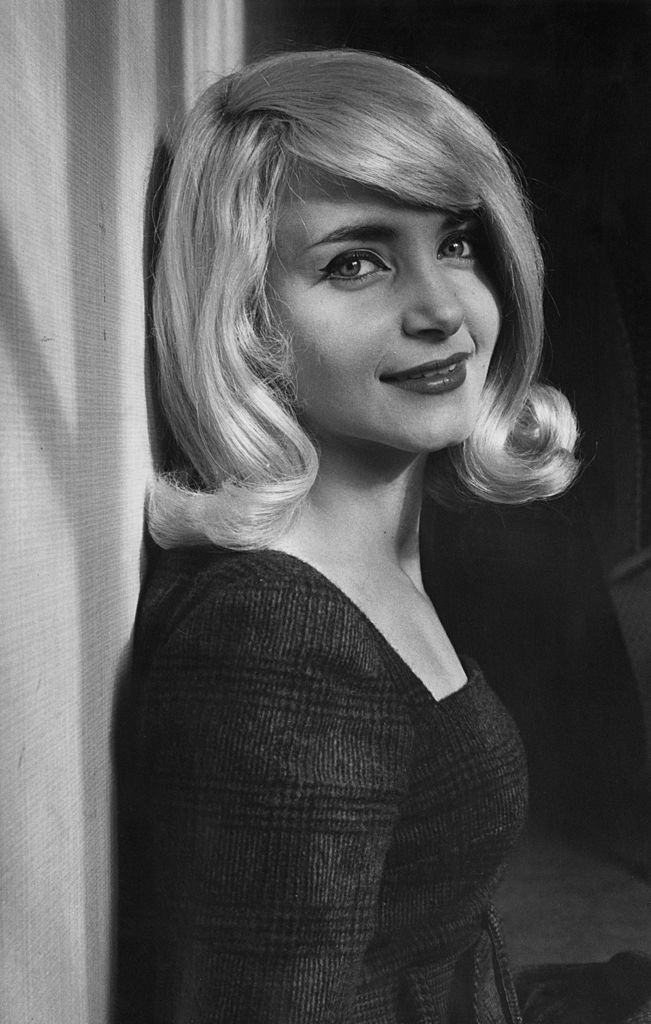 Actress Rosemary Grafton, wearing her blonde hair in a style with a swept across fringe and flicked out at the ends, 13th April 1960.(Photo by Evening Standard/Getty Images)